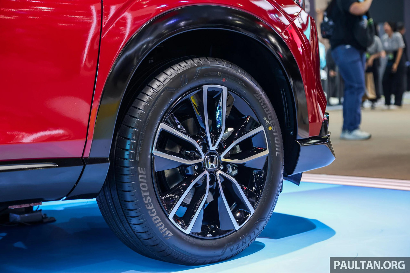 Khoang cabin của HR-V 2025 cũng được nâng cấp với màn hình giải trí cảm ứng 8 inch mới, hỗ trợ Apple CarPlay và Android Auto. Các trang bị tiêu chuẩn khác bao gồm cửa gió điều hòa hàng ghế sau, hệ thống âm thanh 6 loa và gương có đèn kép. Khoang cabin của HR-V 2025 cũng được nâng cấp với màn hình giải trí cảm ứng 8 inch mới, hỗ trợ Apple CarPlay và Android Auto. Các trang bị tiêu chuẩn khác bao gồm cửa gió điều hòa hàng ghế sau, hệ thống âm thanh 6 loa và gương có đèn kép.