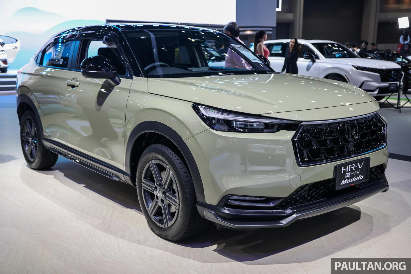 Tại Thái Lan, Honda HR-V 2025 có giá khởi điểm từ 949.000 baht (khoảng 717 triệu đồng) cho bản tiêu chuẩn e:HEV E. Bản giữa e:HEV EL có giá 1.079.000 baht (khoảng 815 triệu đồng) và phiên bản cao cấp nhất e:HEV RS được niêm yết ở mức 1.179.000 baht (891 triệu đồng). Tại Thái Lan, Honda HR-V 2025 có giá khởi điểm từ 949.000 baht (khoảng 717 triệu đồng) cho bản tiêu chuẩn e:HEV E. Bản giữa e:HEV EL có giá 1.079.000 baht (khoảng 815 triệu đồng) và phiên bản cao cấp nhất e:HEV RS được niêm yết ở mức 1.179.000 baht (891 triệu đồng).