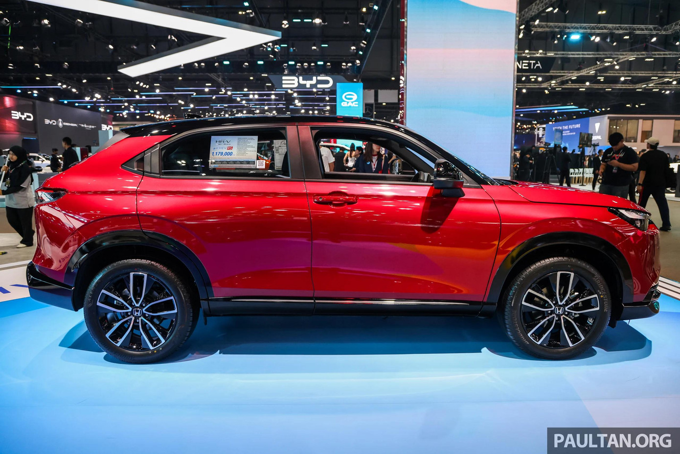 Ở phiên bản 2025, mẫu SUV hạng B của Honda có một số tinh chỉnh nhẹ ở phần ngoại thất. Lưới tản nhiệt nay được làm vuông vức hơn và nối liền cụm đèn pha, tạo cảm giác liền mạch hơn trong khi cản trước được làm gọn lại.