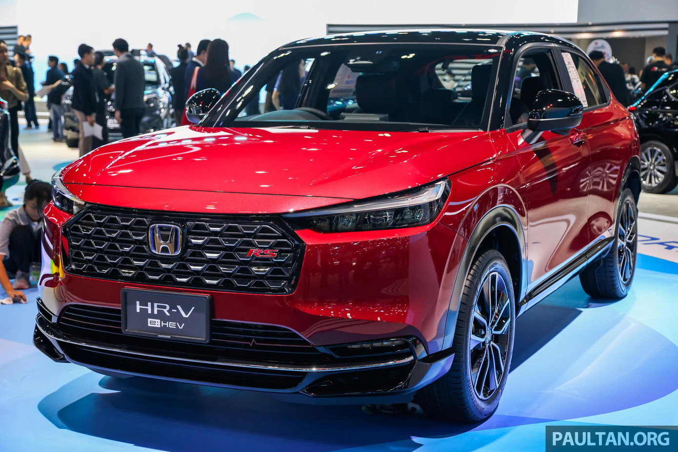 Sau khi ra mắt thị trường Thái Lan vào tháng 11/2024, mẫu Honda HR-V bản nâng cấp (facelift) được trưng bày tại Triển lãm Ô tô Quốc tế Bangkok (BIMS) 2025. Thái Lan cũng chính là thị trường xuất khẩu dòng HR-V thế hệ hiện tại sang Việt Nam. Do đó, phiên bản facelift được kỳ vọng sẽ sớm có mặt tại thị trường Việt trong thời gian tới.