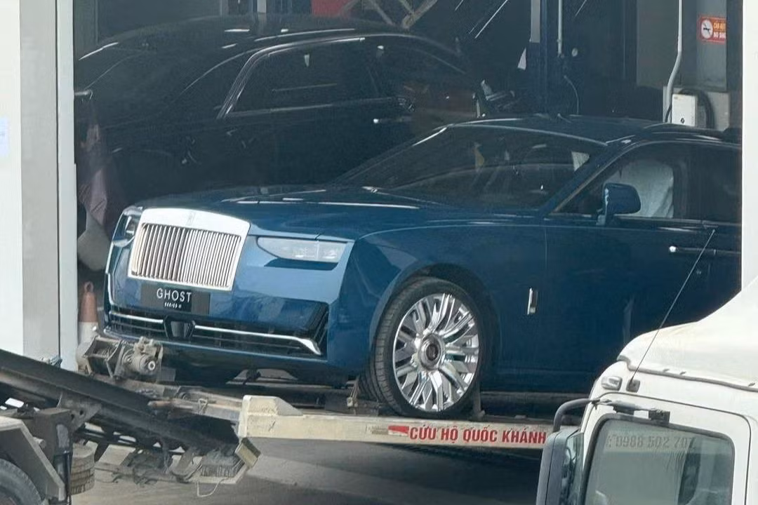 Rolls-Royce Ghost Series II được chở trên xe chuyên dụng tại Việt Nam.