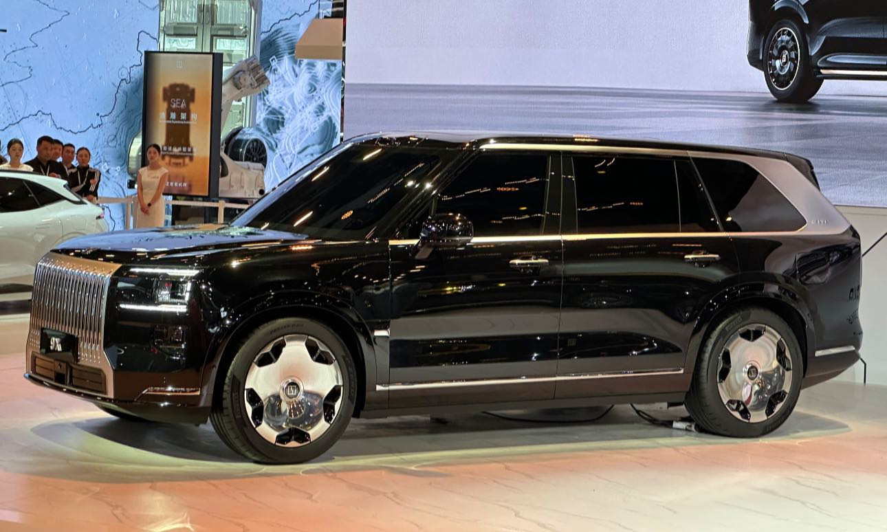 Mẫu SUV hybrid Zeekr 9X có kích thước lớn và tạo hình vuông vức. Thiết kế mặt trước của xe nổi bật với lưới tản nhiệt nan dọc gợi liên tưởng tới Rolls-Royce Cullinan.