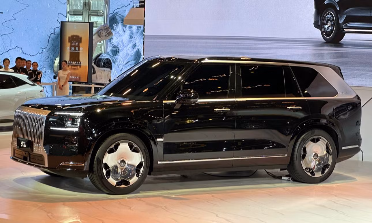 Mẫu SUV hybrid Zeekr 9X có kích thước lớn và tạo hình vuông vức. Thiết kế mặt trước của xe nổi bật với lưới tản nhiệt nan dọc gợi liên tưởng tới Rolls-Royce Cullinan.