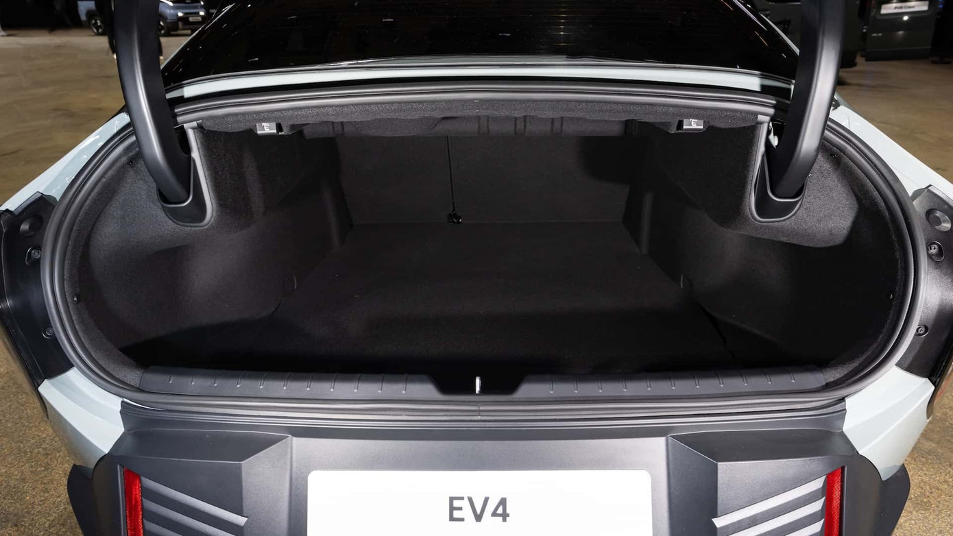 So sánh khoang hành lý của hai phiên bản sedan và hatchback.