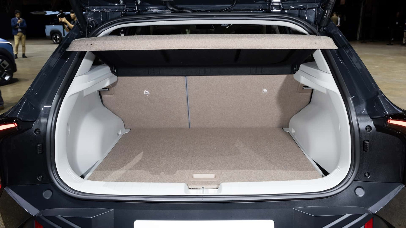 So sánh khoang hành lý của hai phiên bản sedan và hatchback.