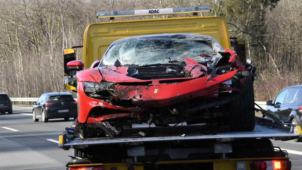 Phần đầu và kính chắn gió của xe gần như bị phá hủy hoàn toàn sau vụ tai nạn. Ảnh: Bild