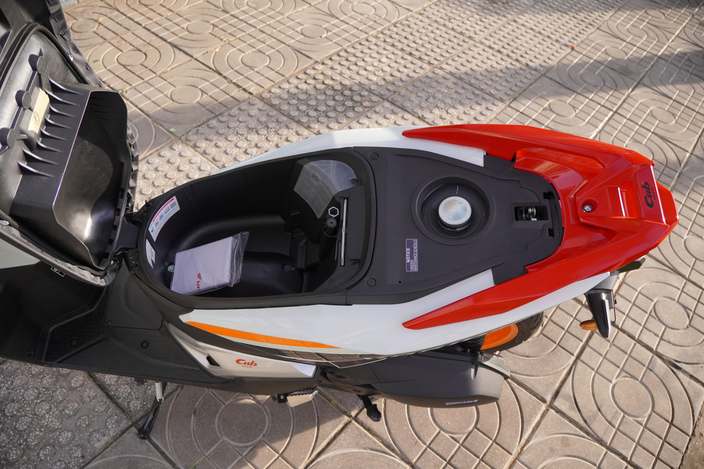 Các trang bị nổi bật khác gồm có hệ thống đèn chiếu sáng LED, màn hình tốc độ kỹ thuật số toàn phần, chìa khóa thông minh Smart Key, cổng sạc USB ở hộc đồ trước và cốp dưới yên dung tích 18 lít. Các trang bị nổi bật khác gồm có hệ thống đèn chiếu sáng LED, màn hình tốc độ kỹ thuật số toàn phần, chìa khóa thông minh Smart Key, cổng sạc USB ở hộc đồ trước và cốp dưới yên dung tích 18 lít.