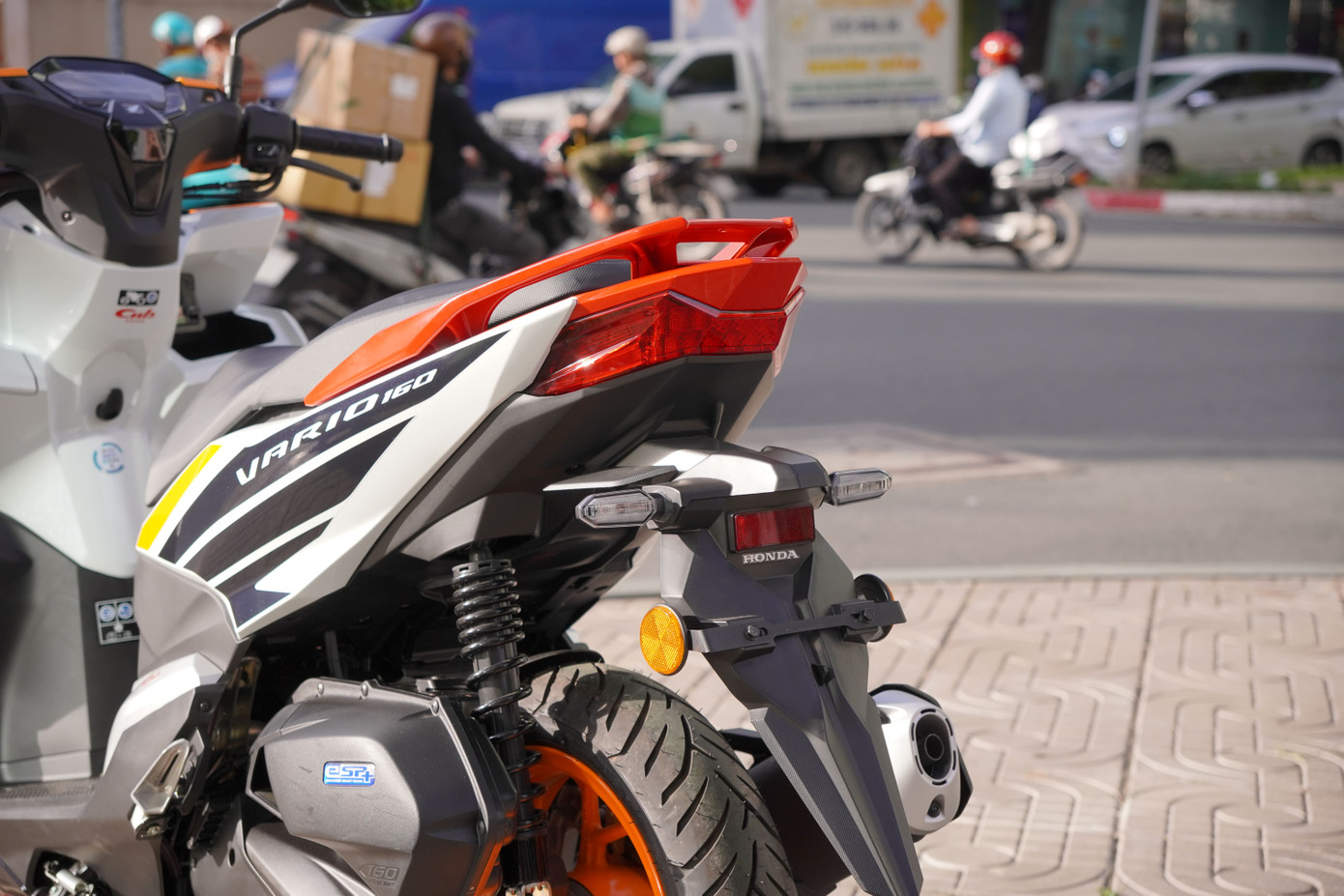 Bộ mâm đúc đa chấu 14 inch của Honda Vario 160 Repsol Limited Edition được sơn màu cam tạo sự hài hòa với thân xe. Trong khi đó, tay dắt phía sau được sơn đỏ khá nổi bật. Bộ mâm đúc đa chấu 14 inch của Honda Vario 160 Repsol Limited Edition được sơn màu cam tạo sự hài hòa với thân xe. Trong khi đó, tay dắt phía sau được sơn đỏ khá nổi bật.