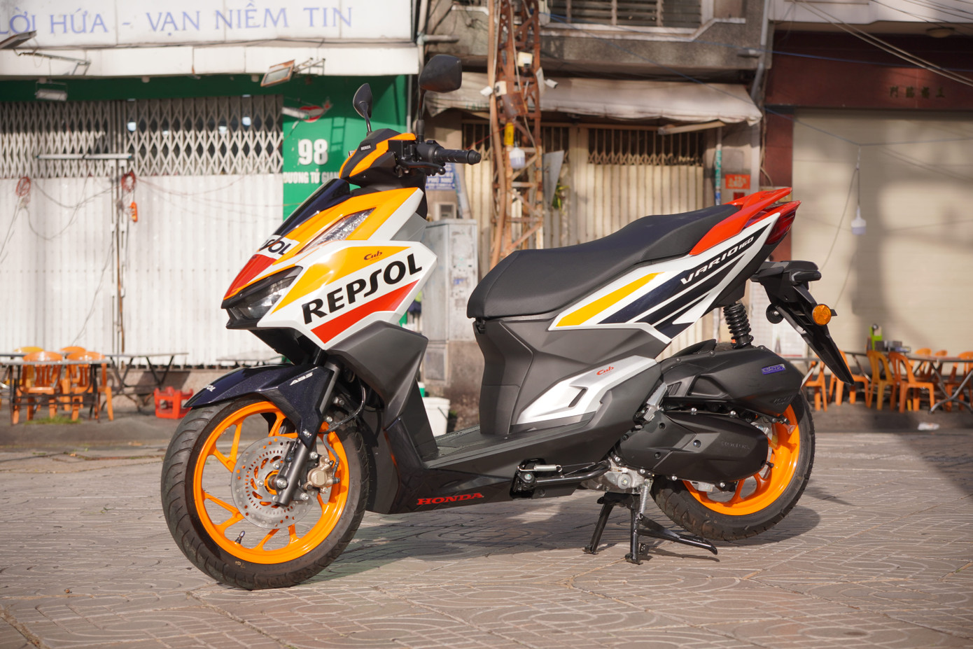 Mẫu Vario 160 Repsol Limited Edition là phiên bản đặc biệt sở hữu phối màu theo phong cách đội đua Repsol Honda ở giải đua MotoGP. Xe được liên doanh Honda ở Malaysia sản xuất giới hạn chỉ 2.000 chiếc. Mẫu Vario 160 Repsol Limited Edition là phiên bản đặc biệt sở hữu phối màu theo phong cách đội đua Repsol Honda ở giải đua MotoGP. Xe được liên doanh Honda ở Malaysia sản xuất giới hạn chỉ 2.000 chiếc.