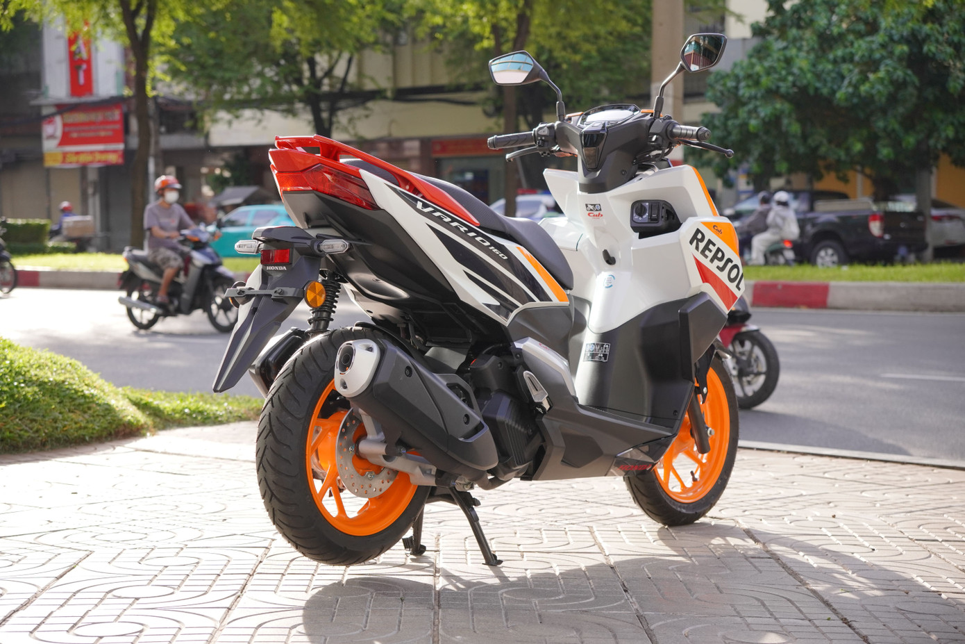 Chia sẻ với Tiền Phong, đại diện của đơn vị nhập khẩu cho biết Honda Vario 160 Repsol Limited Edition hiện đã ngừng sản xuất và lô xe vừa được đưa về Việt Nam là những chiếc cuối cùng. Chia sẻ với Tiền Phong, đại diện của đơn vị nhập khẩu cho biết Honda Vario 160 Repsol Limited Edition hiện đã ngừng sản xuất và lô xe vừa được đưa về Việt Nam là những chiếc cuối cùng.