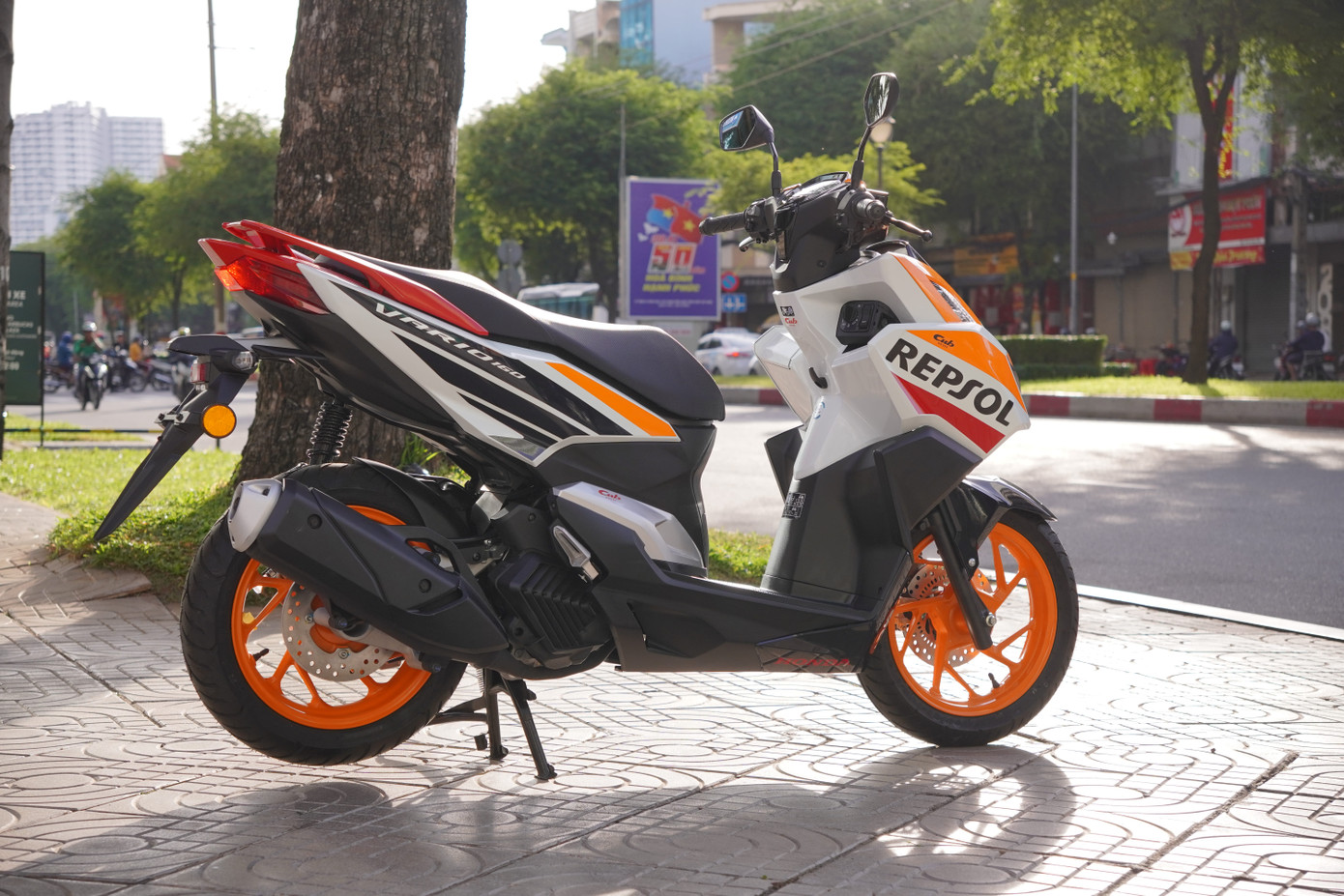 Về cơ bản, Honda Vario 160 Repsol Limited Edition vẫn giữ nguyên kiểu dáng và trang bị giống mẫu xe đang bán chính hãng ở Việt Nam. Về cơ bản, Honda Vario 160 Repsol Limited Edition vẫn giữ nguyên kiểu dáng và trang bị giống mẫu xe đang bán chính hãng ở Việt Nam.