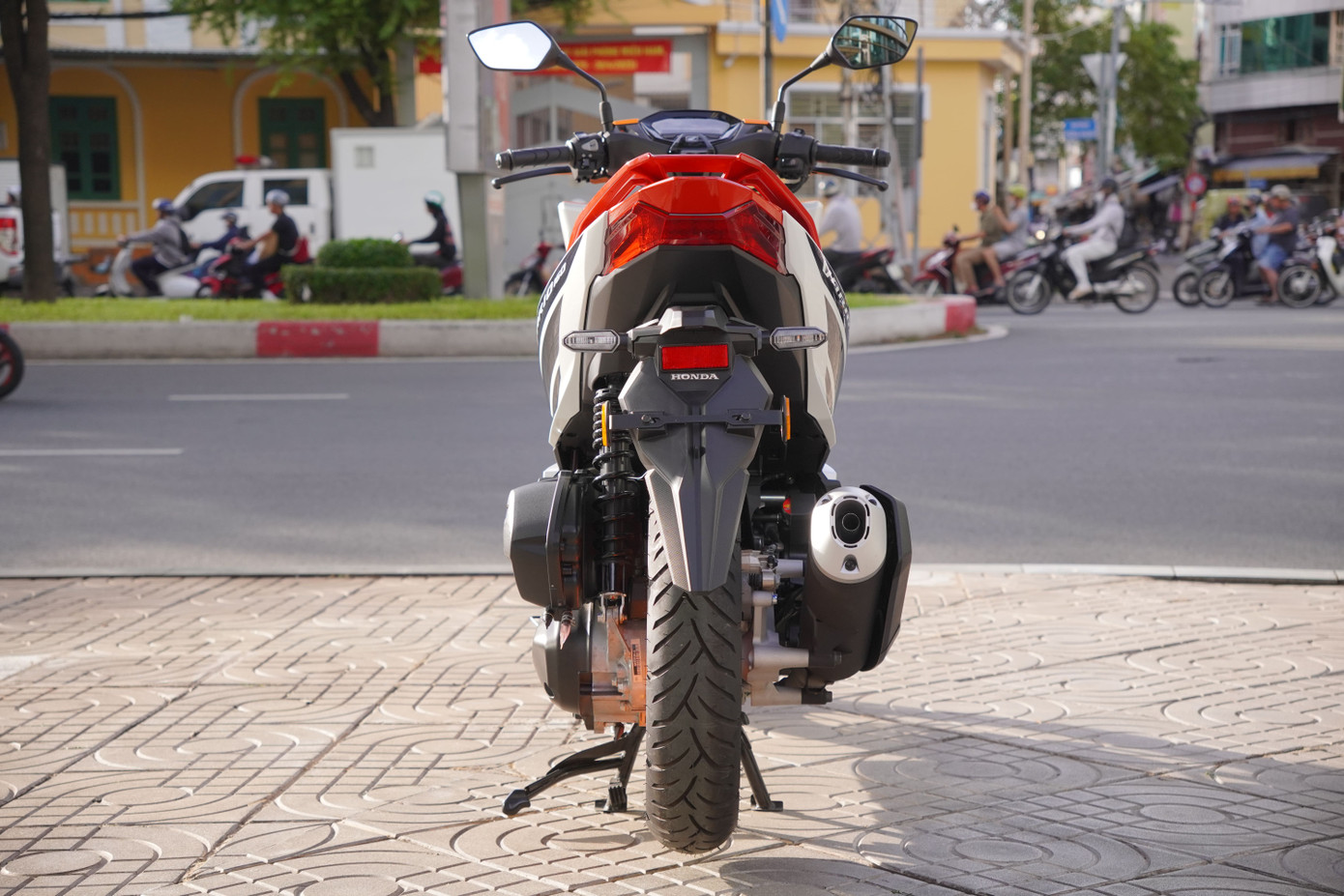 Đơn vị nhập khẩu và phân phối Honda Vario 160 Repsol Limited Edition tại Việt Nam hiện chưa công bố giá bán của xe. Tại Malaysia, mẫu xe tay ga giới hạn này có giá niêm yết 10.498 ringgit, tương đương khoảng 64 triệu đồng. Đơn vị nhập khẩu và phân phối Honda Vario 160 Repsol Limited Edition tại Việt Nam hiện chưa công bố giá bán của xe. Tại Malaysia, mẫu xe tay ga giới hạn này có giá niêm yết 10.498 ringgit, tương đương khoảng 64 triệu đồng.