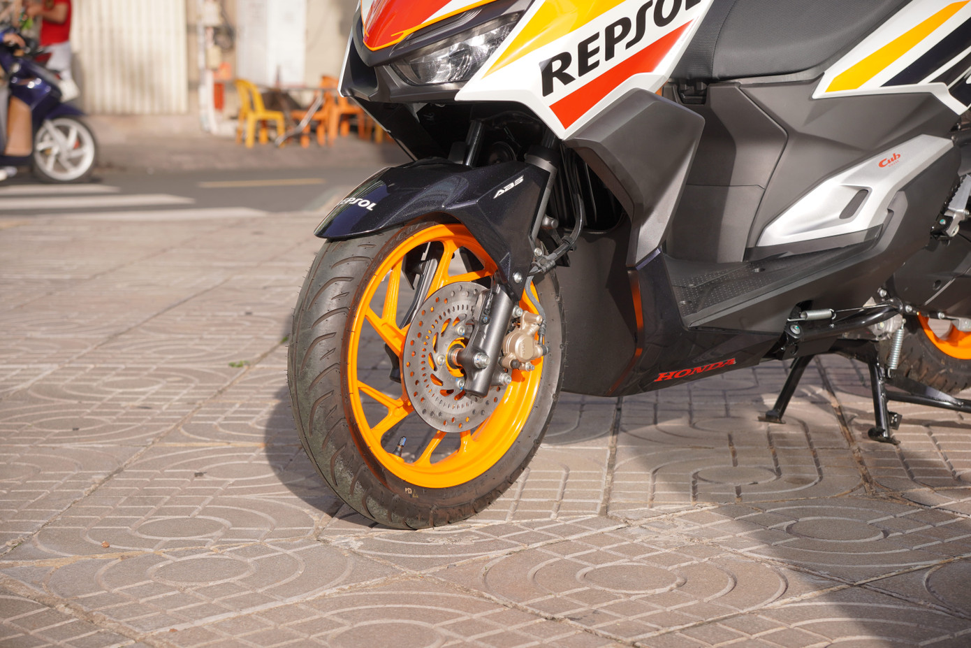 Bộ mâm đúc đa chấu 14 inch của Honda Vario 160 Repsol Limited Edition được sơn màu cam tạo sự hài hòa với thân xe. Trong khi đó, tay dắt phía sau được sơn đỏ khá nổi bật. Bộ mâm đúc đa chấu 14 inch của Honda Vario 160 Repsol Limited Edition được sơn màu cam tạo sự hài hòa với thân xe. Trong khi đó, tay dắt phía sau được sơn đỏ khá nổi bật.