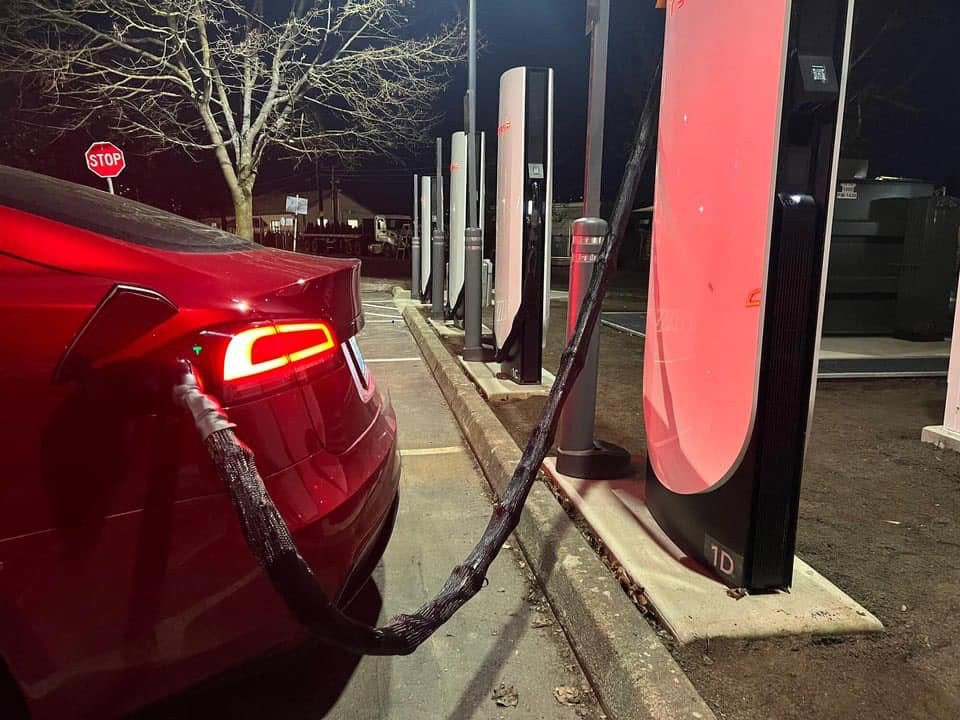 Tesla đã bắt đầu triển khai các giải pháp chống trộm mới trên cáp sạc Supercharger.