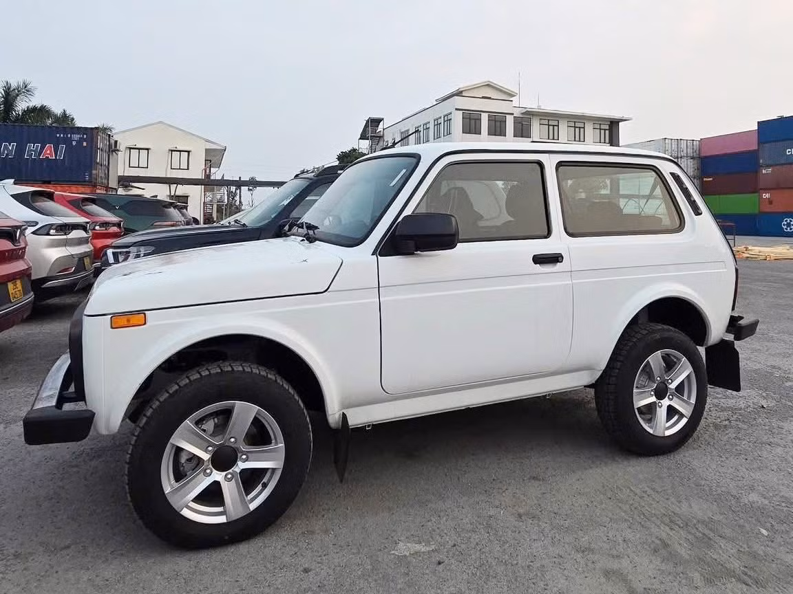 SUV cỡ nhỏ 2 cửa Lada Niva.