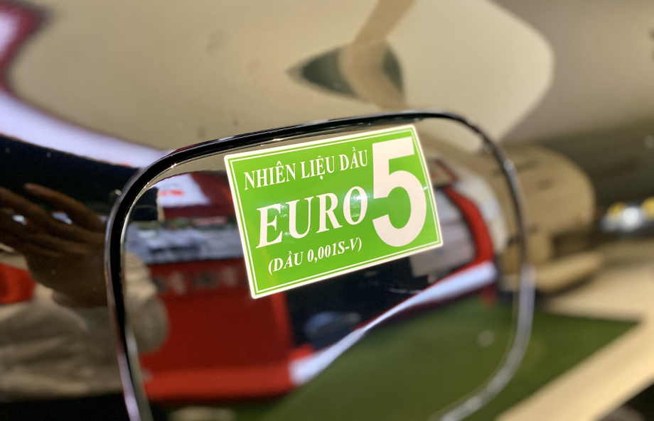 Tem khuyến cáo loại dầu 0,001S-V trên nắp bình nhiên liệu một mẫu xe Toyota. Ảnh: TMV.