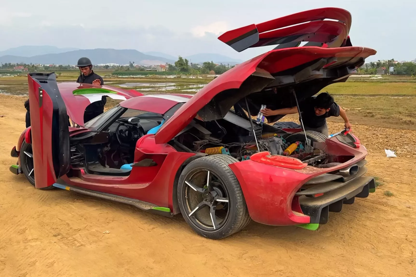 Chiếc siêu xe tự chế mô phỏng rất sát cơ chế mở cửa của nguyên mẫu Koenigsegg Jesko. Ảnh: Nhết TV Chiếc siêu xe tự chế mô phỏng rất sát cơ chế mở cửa của nguyên mẫu Koenigsegg Jesko. Ảnh: Nhết TV