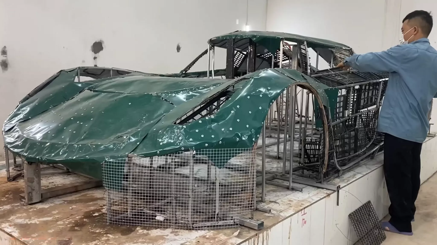 Thân xe được làm bằng sợi thủy tinh. Ảnh: Nhết TV Thân xe được làm bằng sợi thủy tinh. Ảnh: Nhết TV