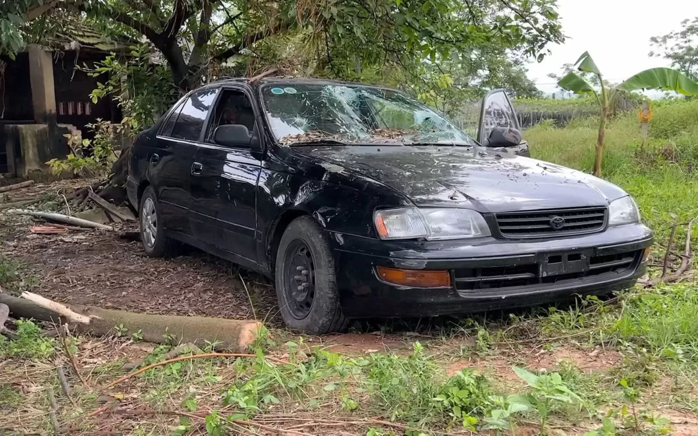 Dù thân xe hỏng nặng nhưng động cơ và hộp số cùng nhiều bộ phận cơ khí khác của chiếc Toyota Corona cổ vẫn có thể tái sử dụng được. Ảnh: Nhết TV Dù thân xe hỏng nặng nhưng động cơ và hộp số cùng nhiều bộ phận cơ khí khác của chiếc Toyota Corona cổ vẫn có thể tái sử dụng được. Ảnh: Nhết TV