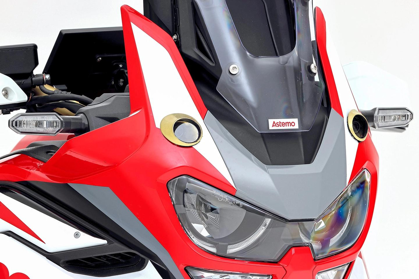 Hai camera lắp ở đầu xe có chức năng quét mặt đường. Hai camera lắp ở đầu xe có chức năng quét mặt đường.