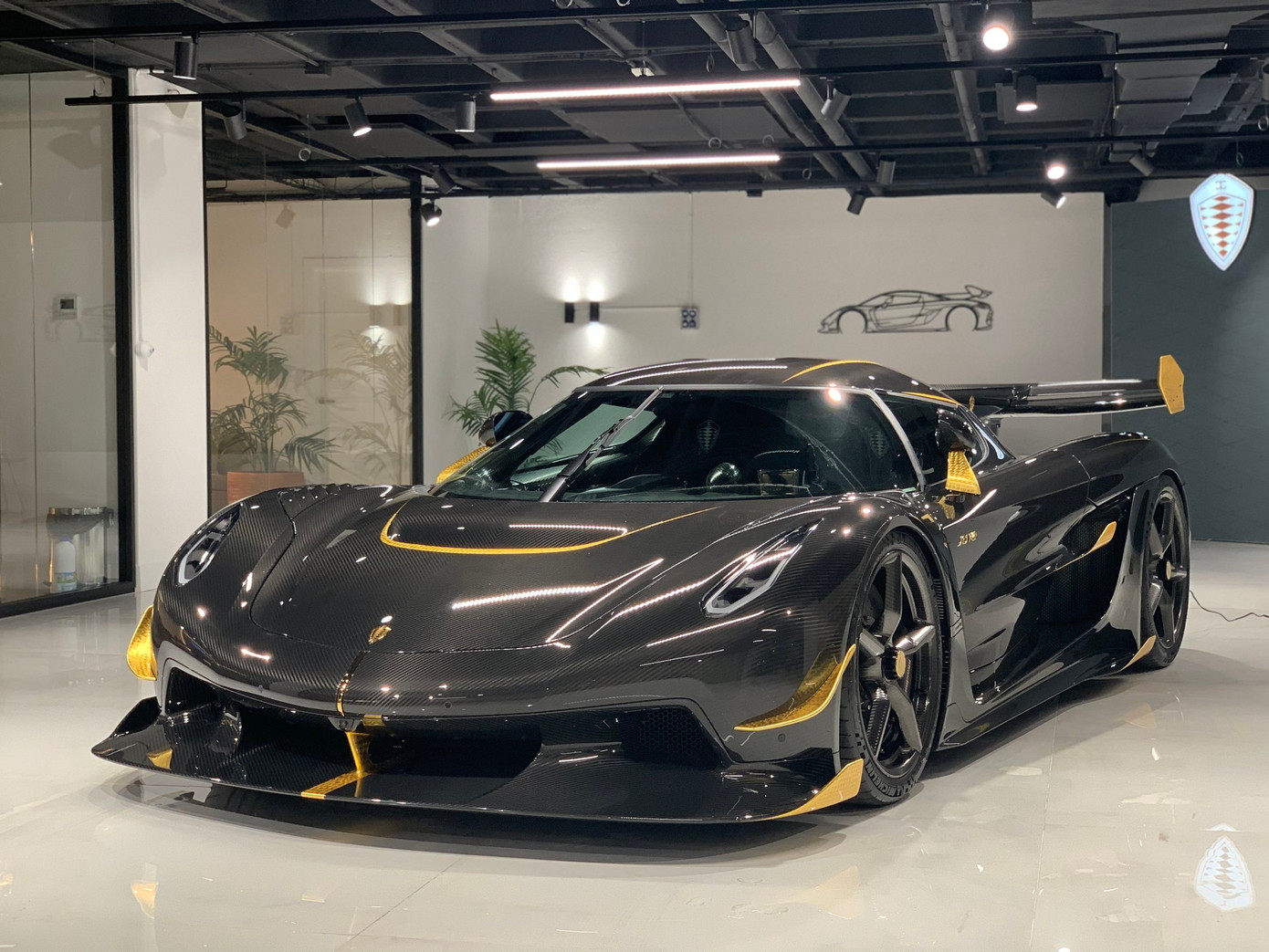 Siêu xe Koenigsegg Jesko Odin sở hữu thân xe được làm hoàn toàn bằng sợi carbon lộ thiên.