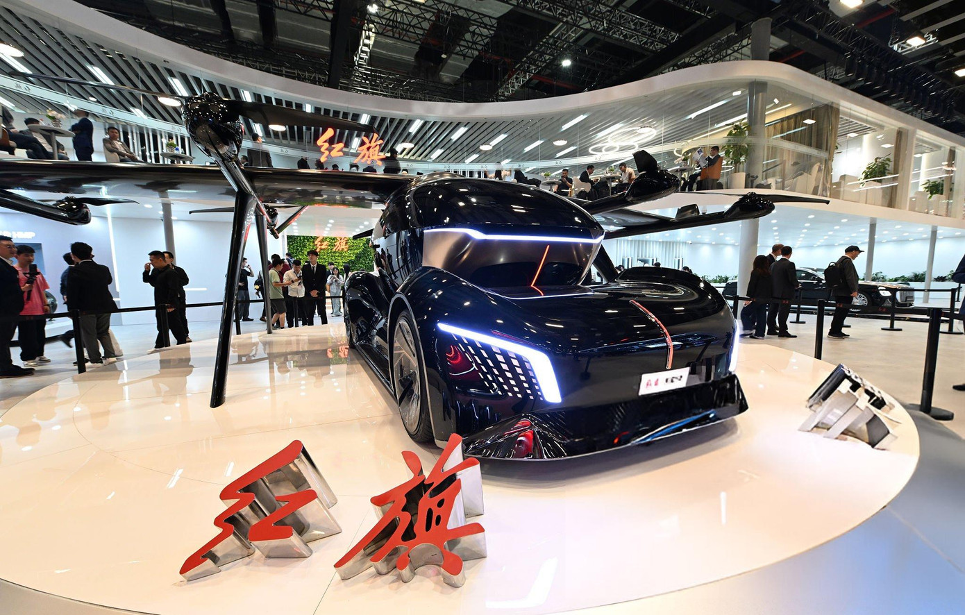 Hai mẫu ô tô bay khác đến từ thương hiệu Hongqi và Chery.