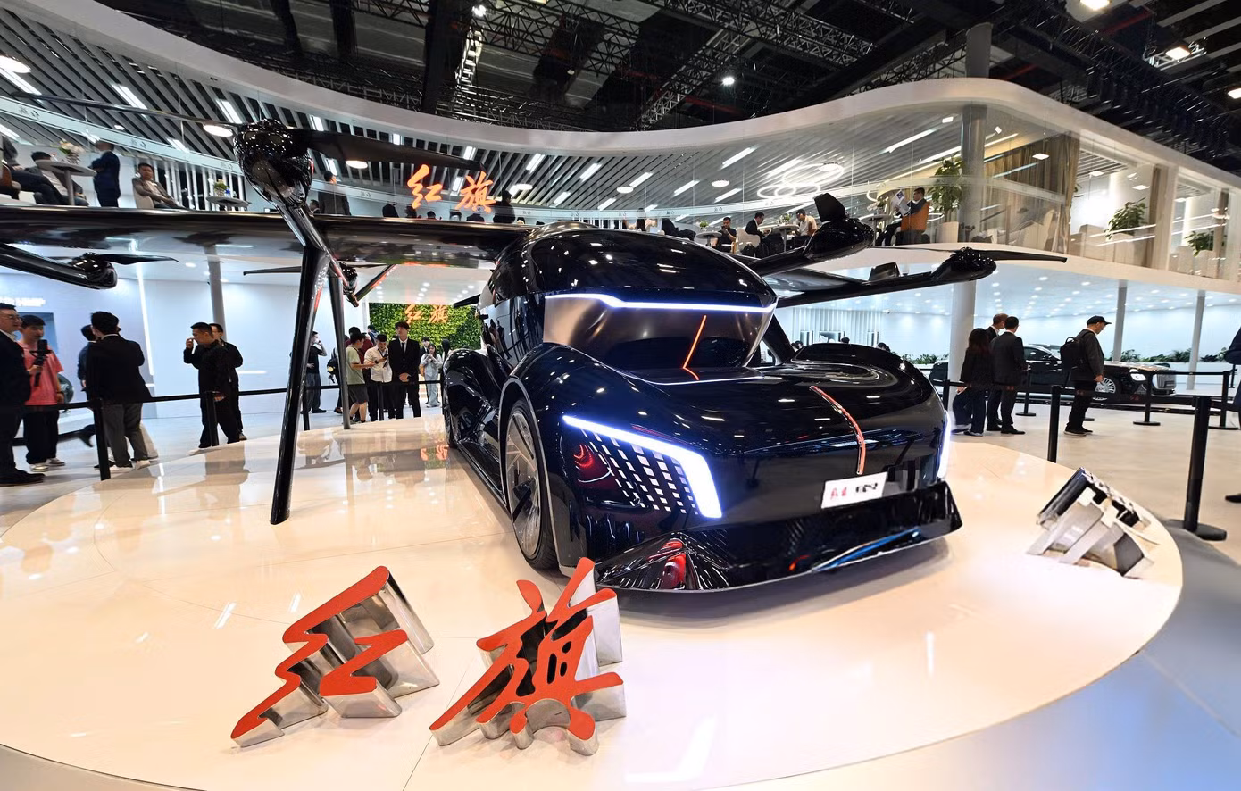 Hai mẫu ô tô bay khác đến từ thương hiệu Hongqi và Chery.