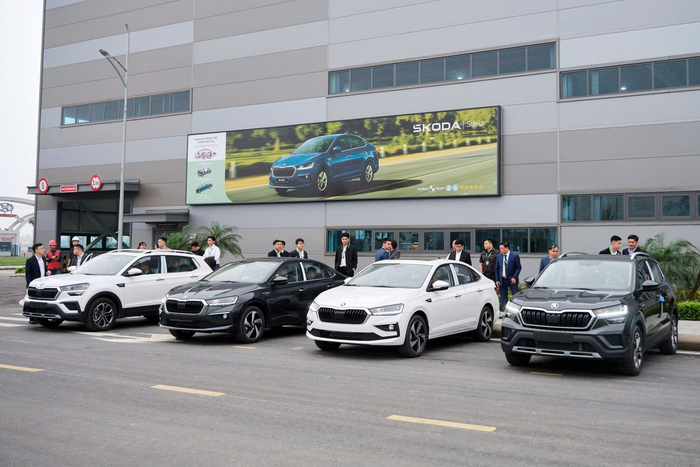 Hai chiếc sedan Skoda Slavia (giữa) xuất hiện tại nhà máy của hãng ở Quảng Ninh. Ảnh: Skoda Việt Nam Hai chiếc sedan Skoda Slavia (giữa) xuất hiện tại nhà máy của hãng ở Quảng Ninh. Ảnh: Skoda Việt Nam