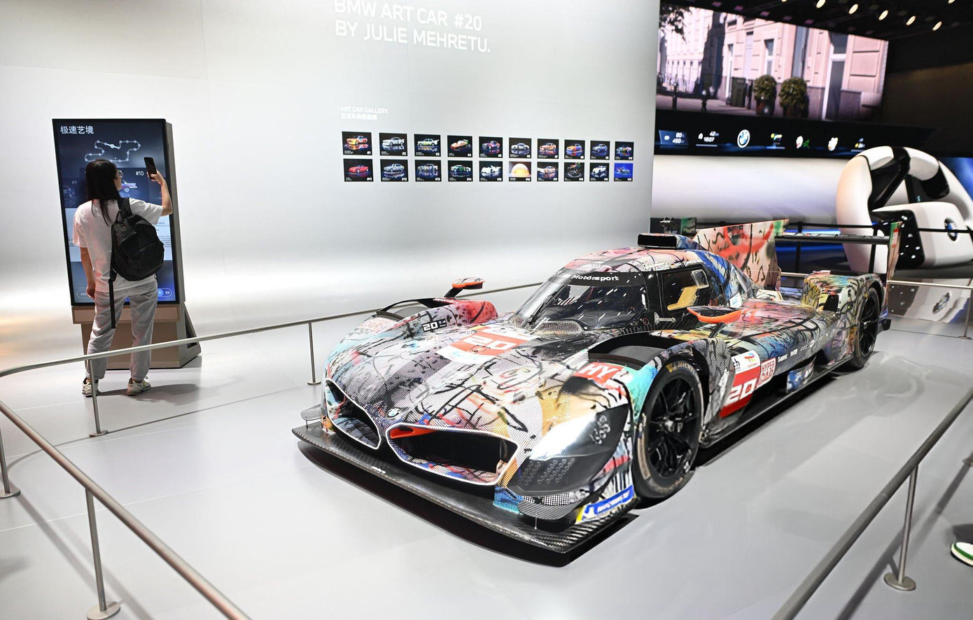 Ngoài ra, gã khổng lồ ô tô Đức còn trưng bày mẫu xe đua M Hybrid V8 Art Car.