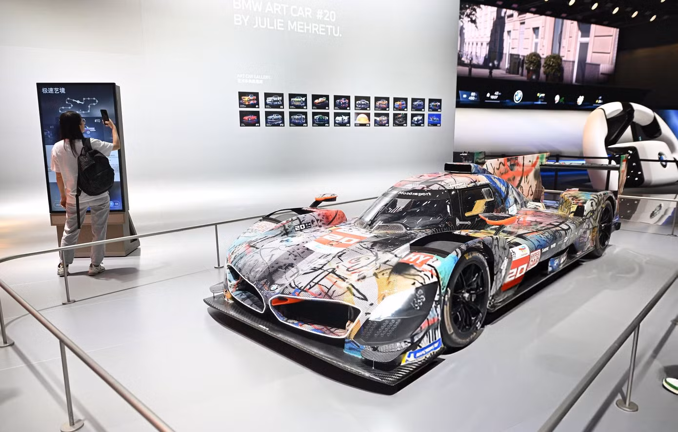 Ngoài ra, gã khổng lồ ô tô Đức còn trưng bày mẫu xe đua M Hybrid V8 Art Car.