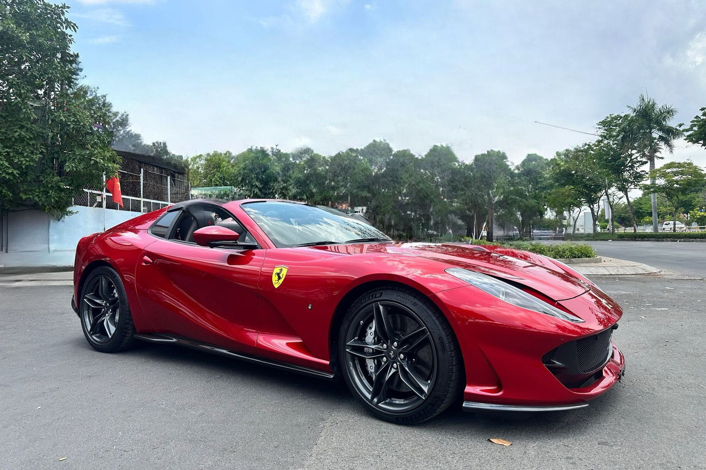 Siêu xe Ferrari 812 GTS thứ hai có mặt tại Việt Nam. Ảnh: Kyle Nguyễn.