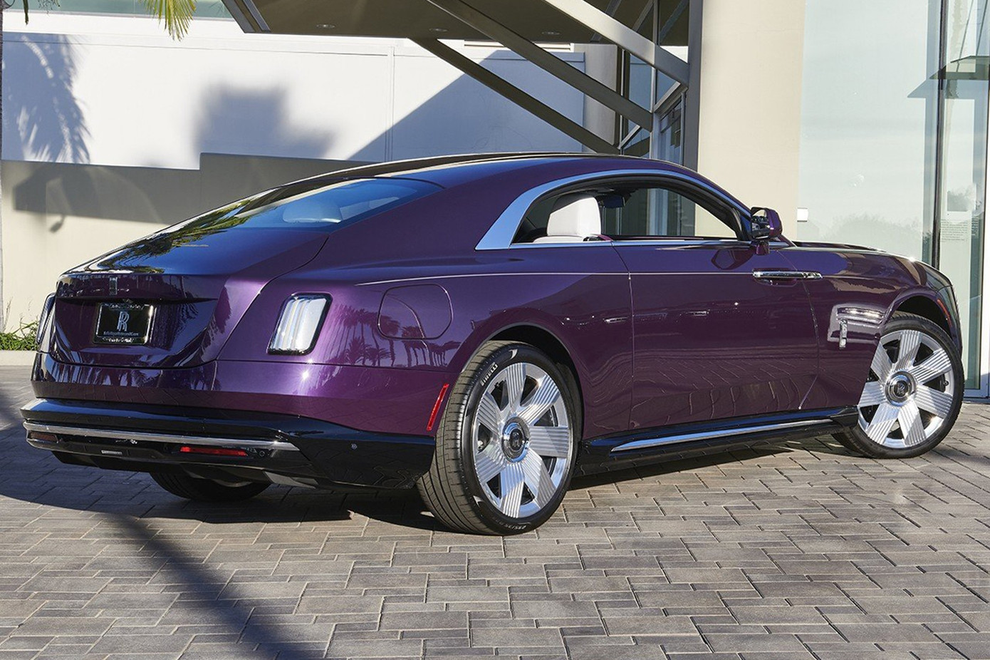 Tại thị trường Thái Lan, Rolls-Royce Spectre có giá khởi điểm từ 31,8 triệu baht (khoảng hơn 20 tỷ đồng), chưa bao gồm các tùy chọn. Trong khi đó, mức giá của mẫu coupe siêu sang này tại Việt Nam là từ 17,99 tỷ đồng.