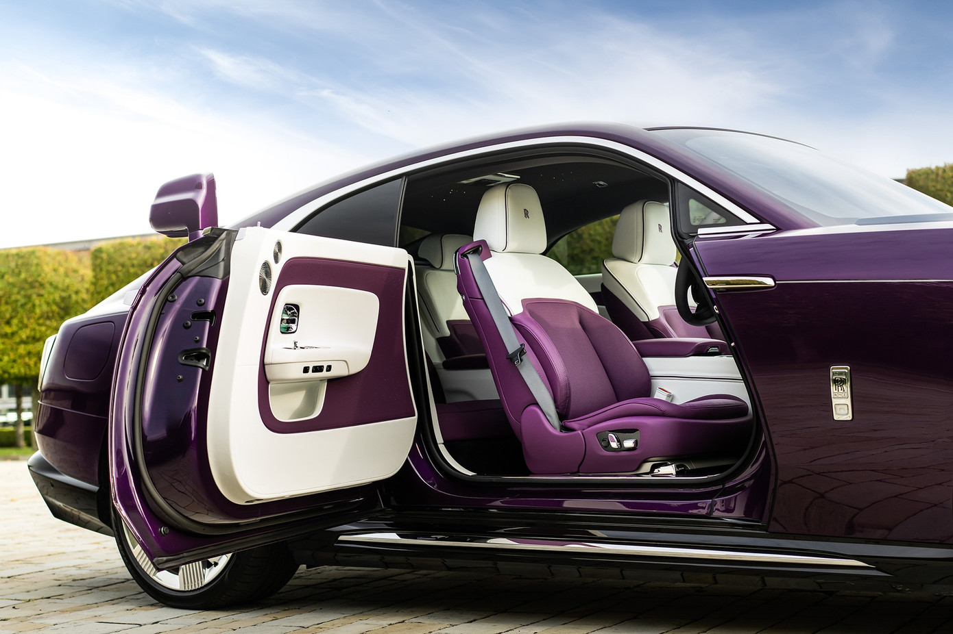 Rolls-Royce Spectre là mẫu xe thuần điện đầu tiên của thương hiệu Anh quốc. Xe mang dáng coupe 2 cửa và có cấu hình ghế 2+2.