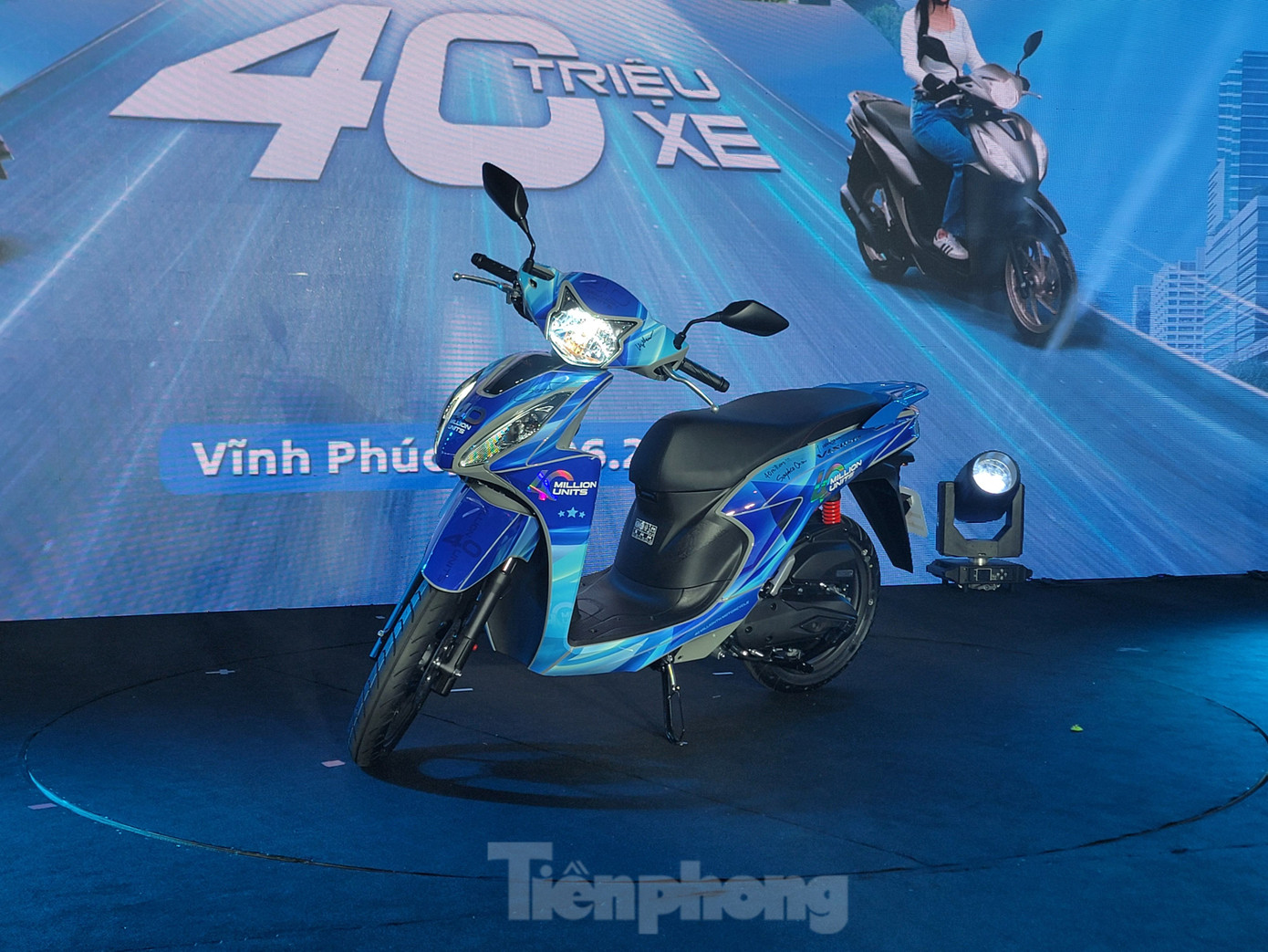 Mẫu Vision đặc biệt kỷ niệm chiếc xe máy Honda thứ 40 triệu xuất xưởng tại Việt Nam. Mẫu Vision đặc biệt kỷ niệm chiếc xe máy Honda thứ 40 triệu xuất xưởng tại Việt Nam.