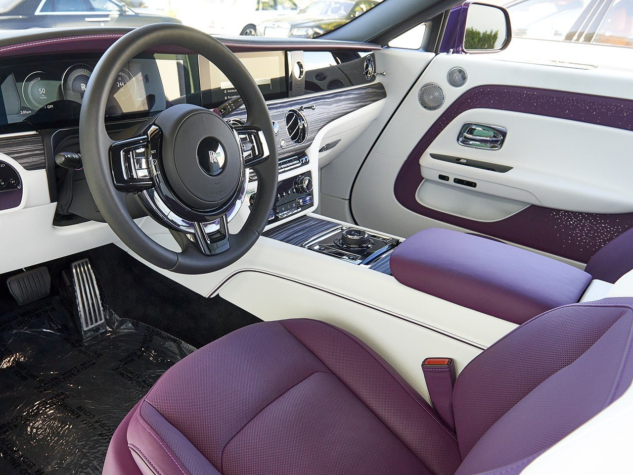 Các tiện ích hiện đại bên trong xe gồm có vô lăng 3 chấu tích hợp các phím chức năng, bảng đồng hồ kỹ thuật số nối liền màn hình cảm ứng trung tâm, màn hình kĩ thuật số ở phía hành khách. Ngoài ra, hệ thống đèn LED bầu trời sao được mở rộng từ trần xuống cửa xe và cả táp-lô bên ghế phụ.