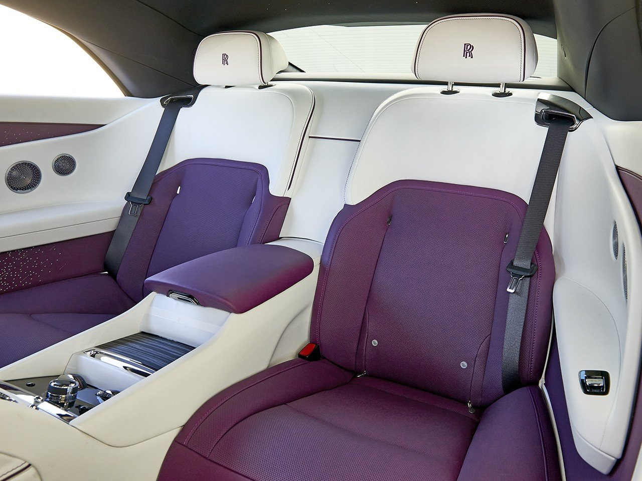 Rolls-Royce cho biết đã sử dụng tới 180 kg vật liệu cách âm để giúp khoang cabin của Spectre yên tĩnh nhất có thể, từ đó đem lại trải nghiệm thoải mái nhất cho các hành khách ngồi trên xe.