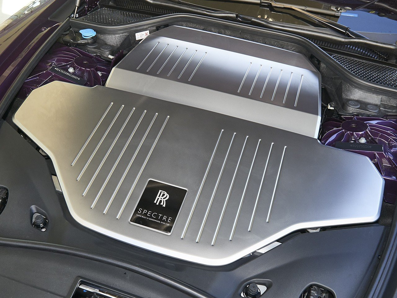 Rolls-Royce Spectre sở hữu 2 mô-tơ sản sinh tổng công suất 584 mã lực và mô-men xoắn 900 Nm. Hệ thống này giúp cho mẫu coupe siêu sang có khả năng tăng tốc 0-100 km/h trong 4,4 giây dù khối lượng xe lên đến gần 3 tấn.