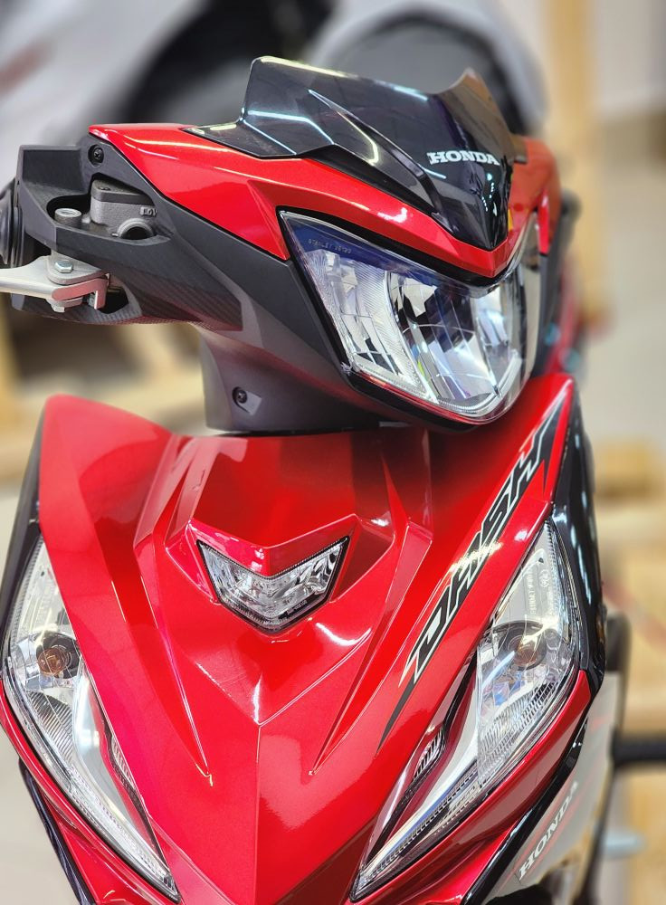 Honda Dash 125 có đèn pha dạng LED trong khi đèn xi-nhan và đèn định vị dạng halogen được đặt tách biệt trên yếm trước. Ảnh: Hồng Phúc