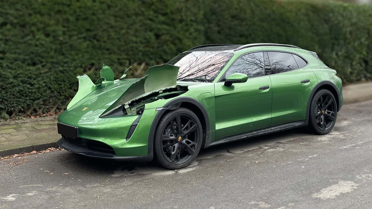 Phần đầu của chiếc Porsche Taycan Cross Turismo hỏng nặng sau khi bị kẻ trộm dùng kéo cắt để lấy đèn pha. Ảnh: Reddit. Phần đầu của chiếc Porsche Taycan Cross Turismo hỏng nặng sau khi bị kẻ trộm dùng kéo cắt để lấy đèn pha. Ảnh: Reddit.