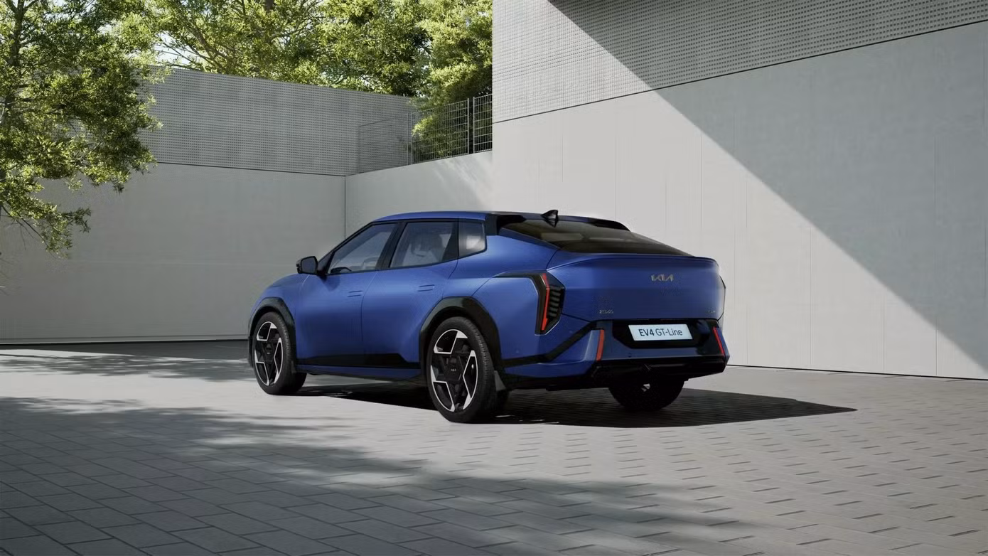 Phía sau Kia EV4 bản sedan.