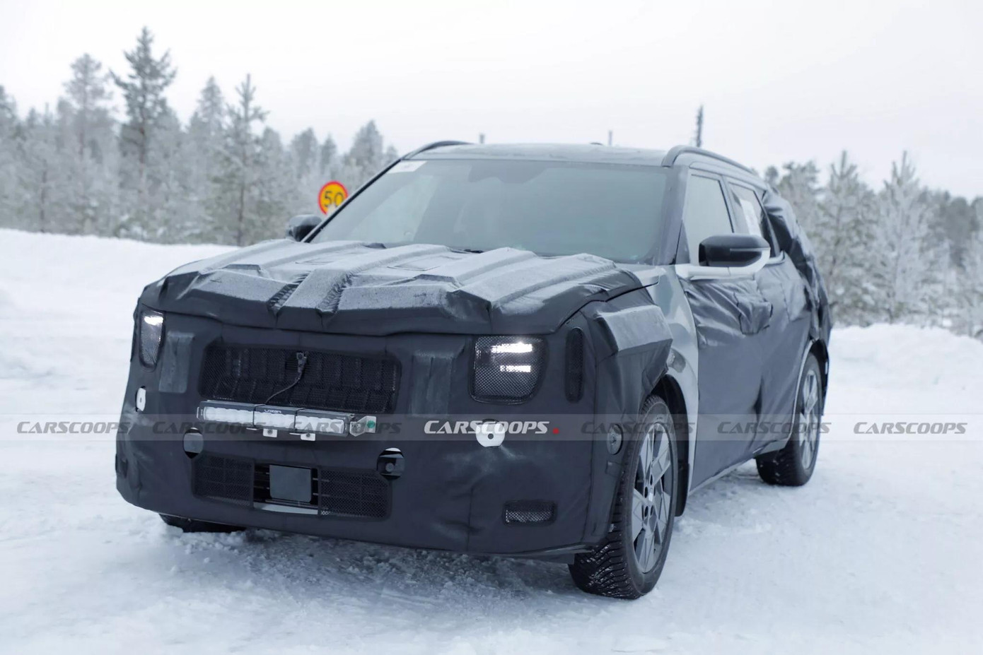 Nguyên mẫu Kia Seltos thế hệ mới thử nghiệm trong điều kiện đường tuyết.