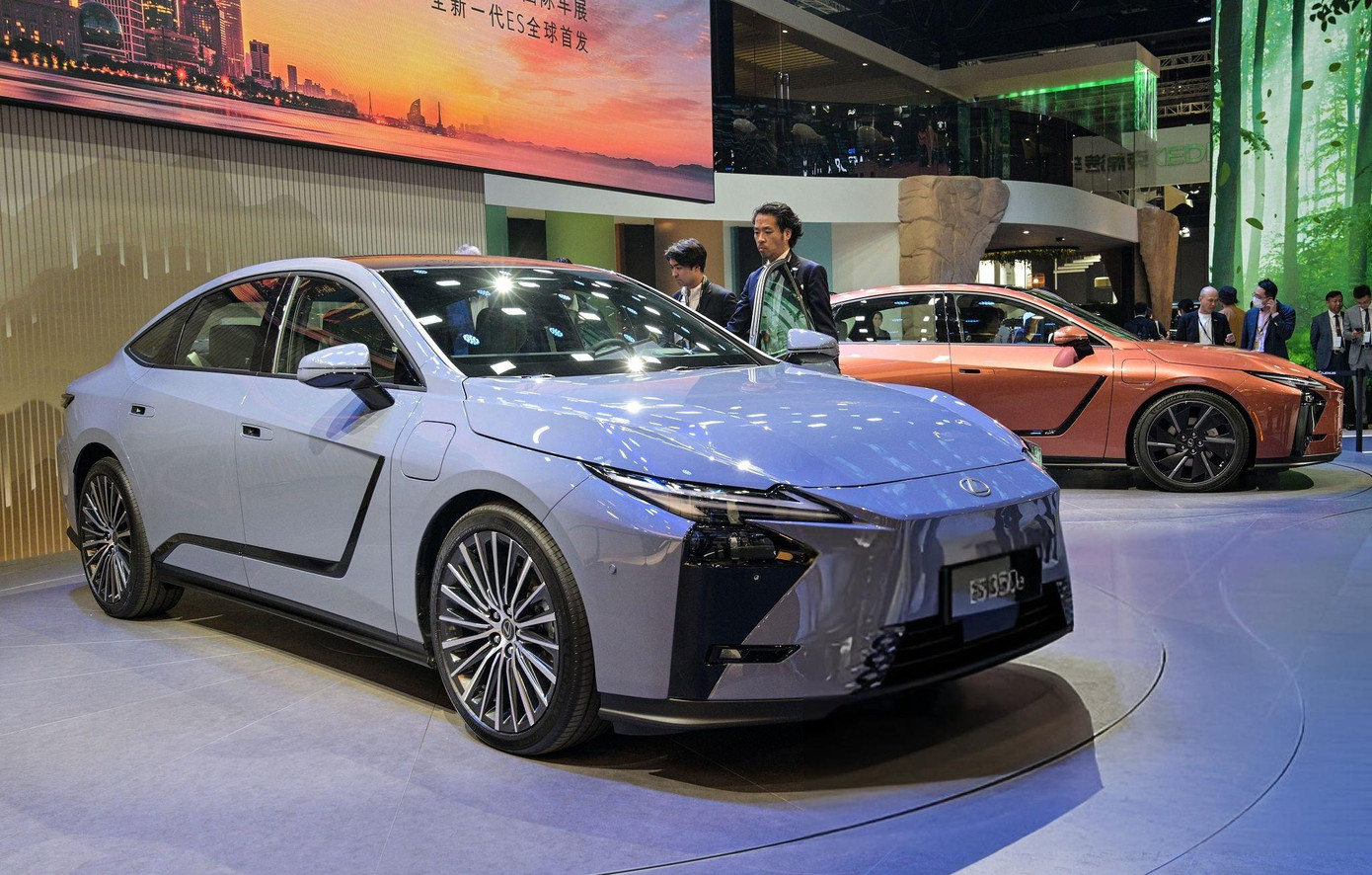 Một sản phẩm khác đến từ tập đoàn Toyota thu hút sự chú ý không kém là mẫu Lexus ES thế hệ mới. Màn ra mắt tại Thượng Hải đánh dấu lần đầu tiên mẫu sedan hạng sang Nhật Bản có phiên bản thuần điện.