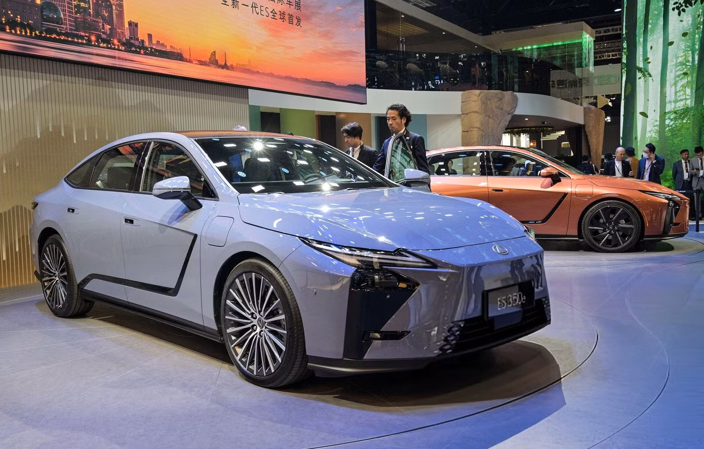 Một sản phẩm khác đến từ tập đoàn Toyota thu hút sự chú ý không kém là mẫu Lexus ES thế hệ mới. Màn ra mắt tại Thượng Hải đánh dấu lần đầu tiên mẫu sedan hạng sang Nhật Bản có phiên bản thuần điện.