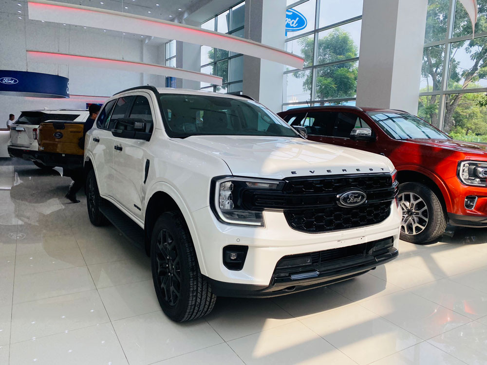 Ford Everest vẫn tỏ ra vượt trội hơn hẳn các mẫu xe khác trong cùng phân khúc SUV cỡ D. Ford Everest vẫn tỏ ra vượt trội hơn hẳn các mẫu xe khác trong cùng phân khúc SUV cỡ D.