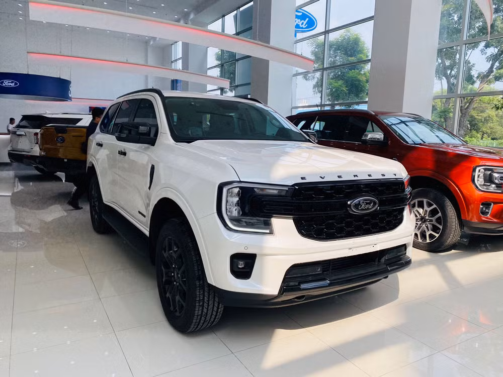Ford Everest vẫn tỏ ra vượt trội hơn hẳn các mẫu xe khác trong cùng phân khúc SUV cỡ D. Ford Everest vẫn tỏ ra vượt trội hơn hẳn các mẫu xe khác trong cùng phân khúc SUV cỡ D.