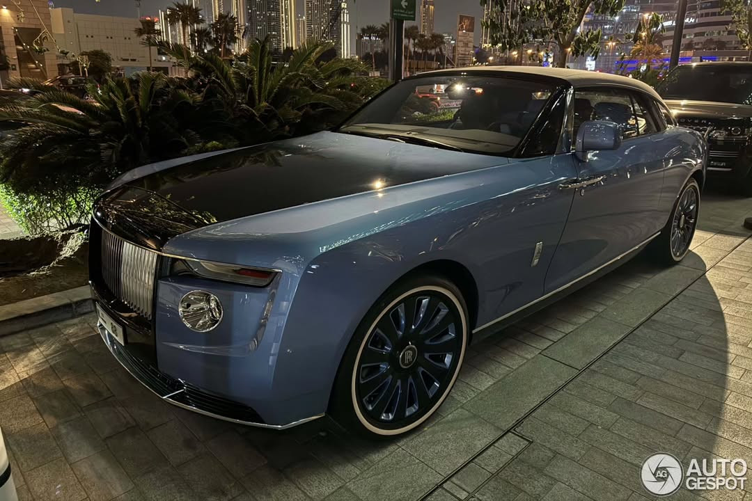 Chiếc Rolls-Royce Boat Tail đầu tiên được hoàn thiện lớp sơn xanh đại dương. Ảnh: AutoGespot