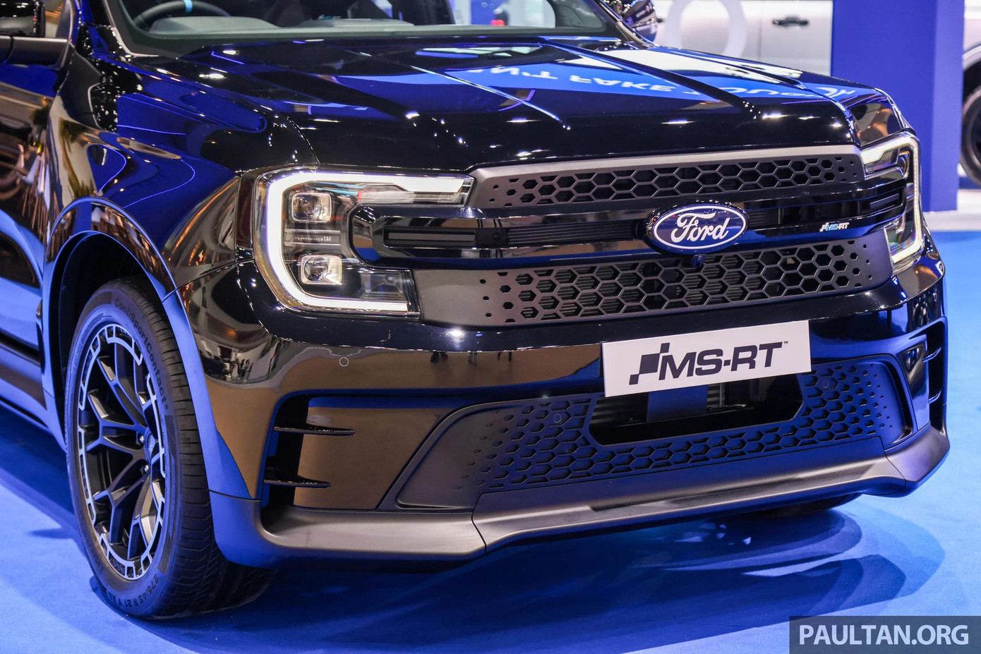 Điểm nhấn ở phần đầu xe là cản trước hạ thấp với hốc gió hình thang, lưới tản nhiệt dạng tổ ong và cánh gió trước tích hợp. Hốc bánh xe mở rộng thêm 82 mm, có các khe gió dẫn vào ốp sườn nhằm tăng hiệu quả khí động học.