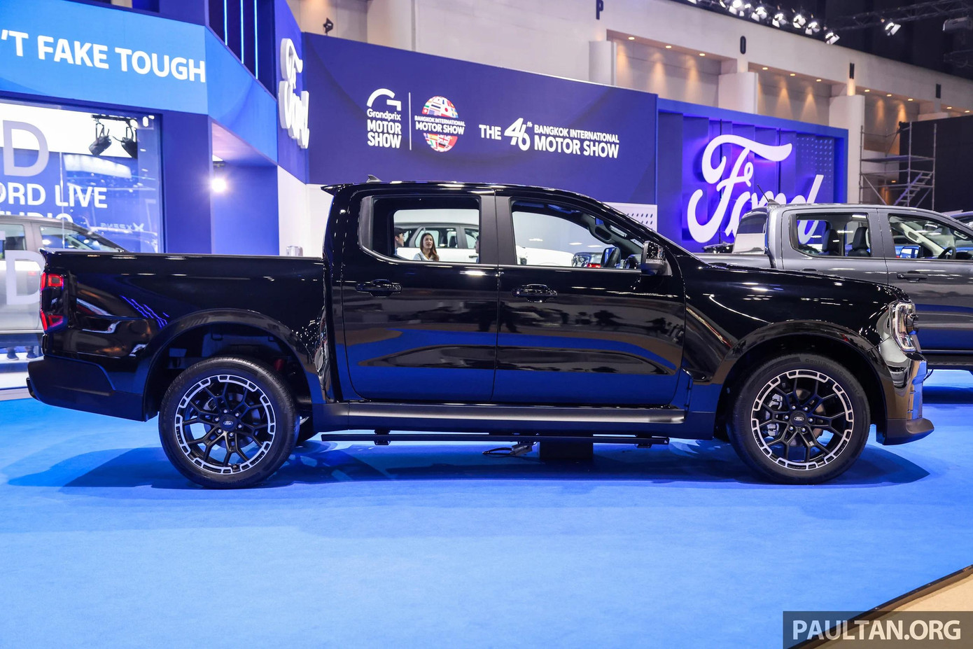 Thân xe rộng hơn tạo sự cân đối cho ngoại hình tổng thể của Ford Ranger MS-RT khi mẫu xe này có gầm thấp hơn 40mm so với bản thường.