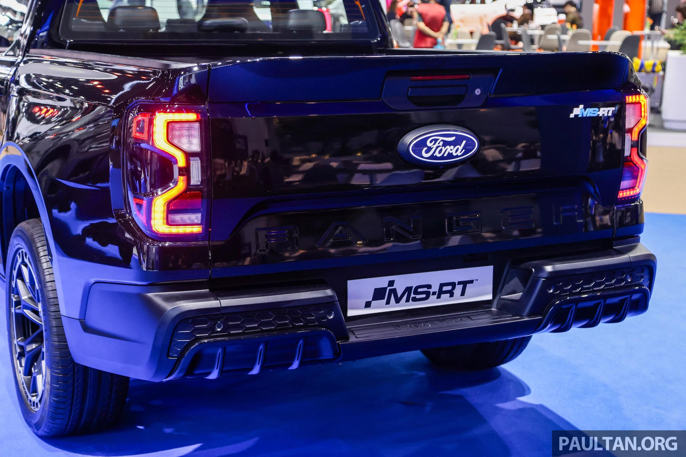 Phía sau, Ford Ranger MS-RT sở hữu hai cánh gió, một trên nóc và một dạng đuôi vịt trên cửa thùng, trong khi cản sau tích hợp bộ khuếch tán.