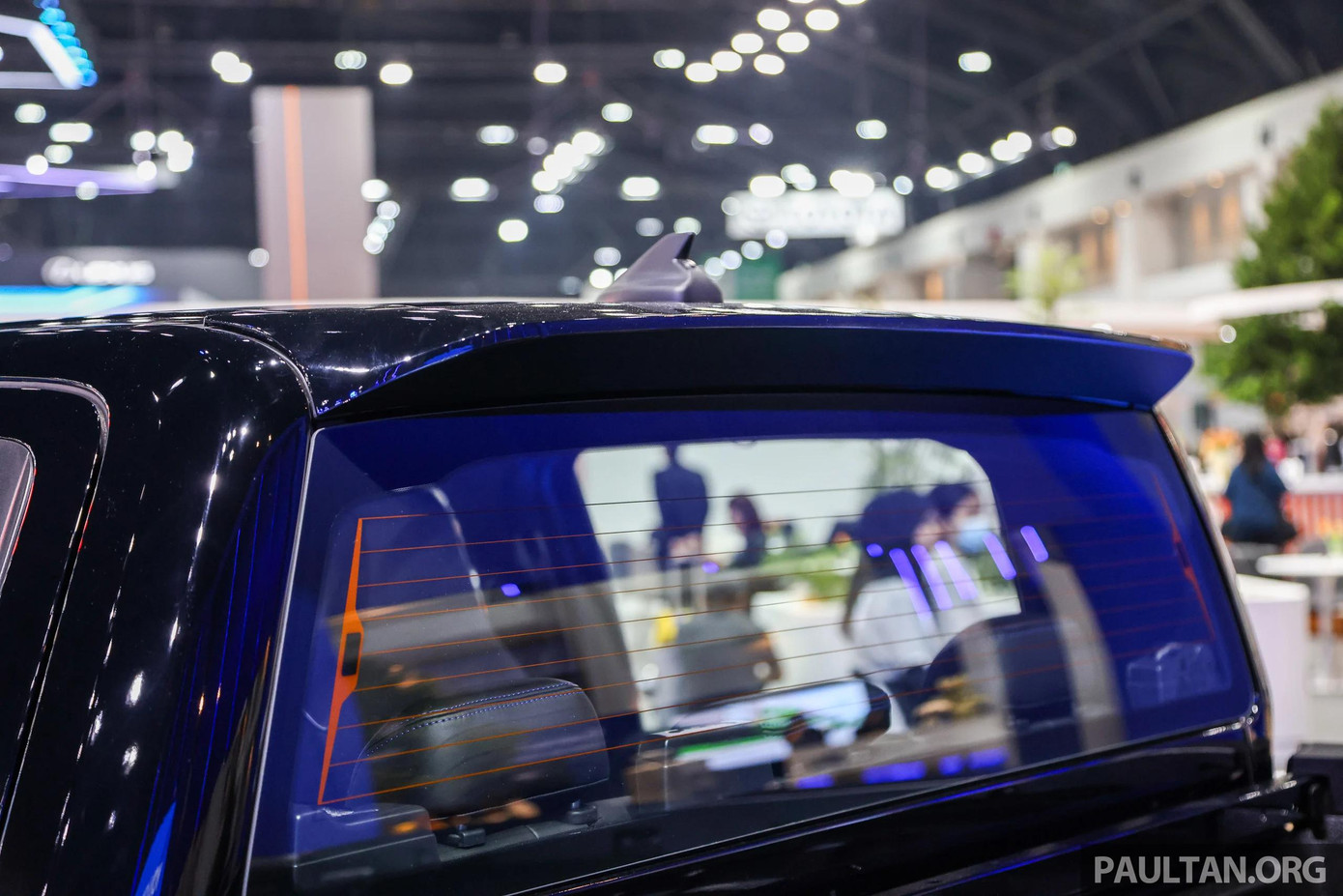 Phía sau, Ford Ranger MS-RT sở hữu hai cánh gió, một trên nóc và một dạng đuôi vịt trên cửa thùng, trong khi cản sau tích hợp bộ khuếch tán.